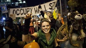 "Indignés" new-yorkais participant à la parade d'Halloween à New York, mardi. Le mouvement new-yorkais "Occupy Wall Street" a récolté, à sa propre surprise, plus d'un demi-million de dollars en sept semaines de manifestations contre la haute finance. /Pho