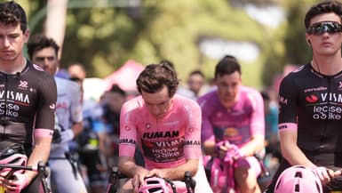 Simon Yates lors de la minute de silence observée en hommage à la femme de Robert Gesink avant le départ de la dernière étape du Giro, le 1er juin 2025