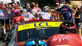 Thibaut Pinot se prend la main de l'assistant de la Trek sur la 8e étape du Tour de France 2022. 