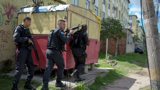 Des policiers brésiliens lors d'une opération dans le bidonville de la Cité de Dieu, à Rio de Janeiro, le 1er février 2018 Des policiers brésiliens lors d'une opération dans le bidonville de la Cité de Dieu, à Rio de Janeiro, le 1er février 2018