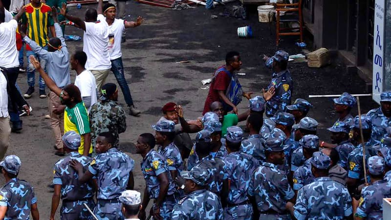 Des forces de sécurité éthiopiennes après l'explosion à Addis-Abeba