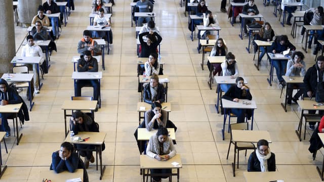 Des étudiants s'apprêtent à passe le concours de médecine en fin de première année, le 11 décembre 2012 à Marseille.