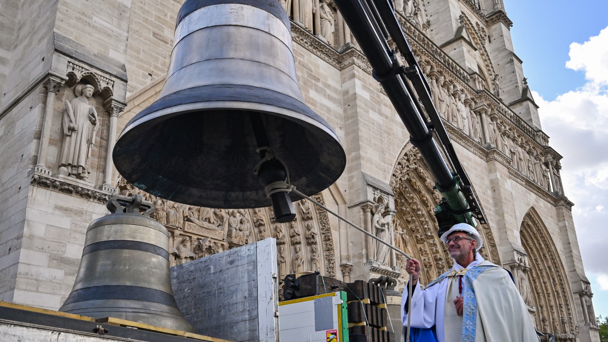 Les cloches de la cathédrale Notre-Dame bénies par le recteur Olivier Ribadeau Dumas avant leur installation le 12 septembre 2024.