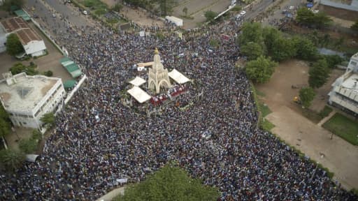 Des Maliens réunis sur la place de l'Indépendance à Bamako le 5 juin 2020 Des Maliens réunis sur la place de l'Indépendance à Bamako le 5 juin 2020