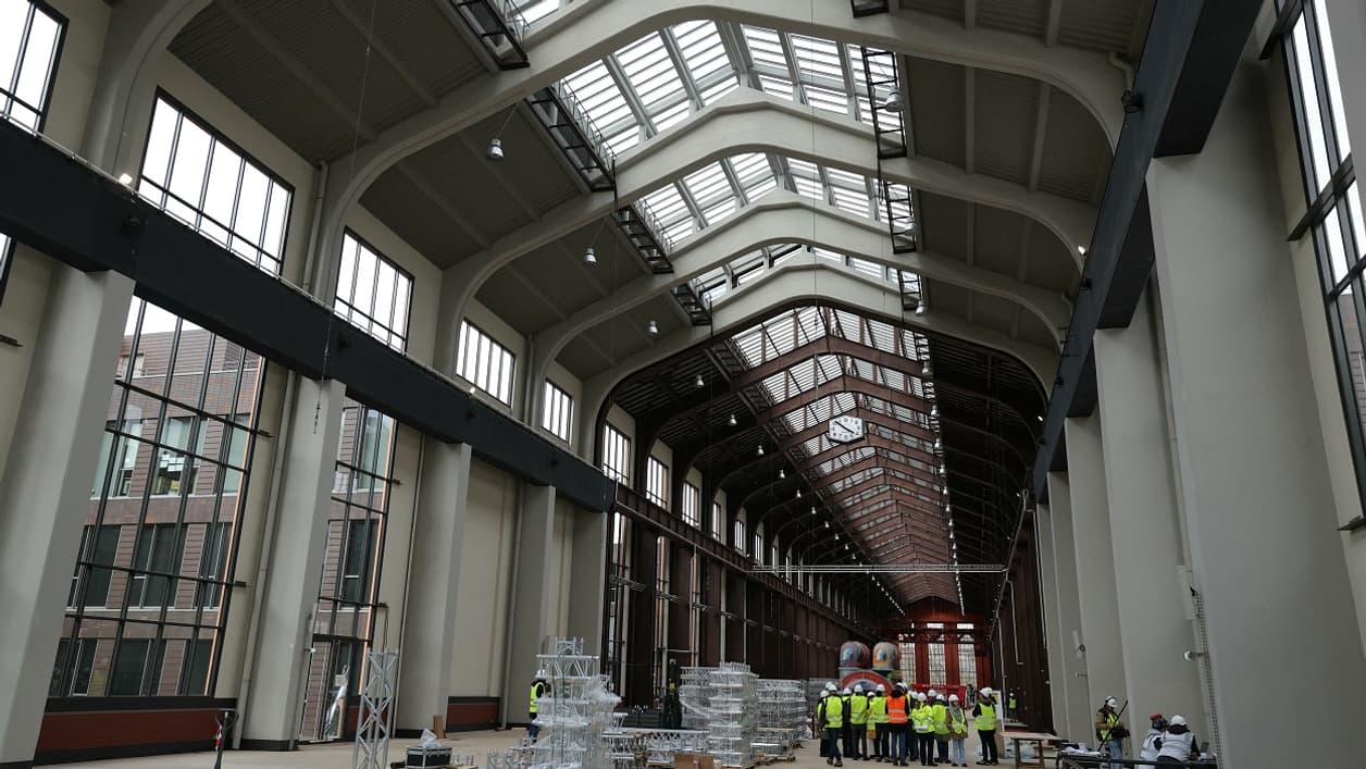 Les équipes de Sodexo Live! s'activent pour préparer le futur restaurant des athlètes dans la Cité du cinéma à Saint-Denis, le 23 février 2024