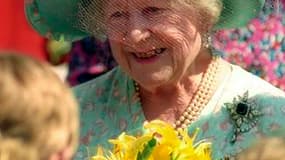 Selon l'un de ses anciens collaborateurs, la "Queen Mum", ici en 1995 le jour de son 95e anniversaire, pouvait se montrer à l'occasion très près de ses sous. La mère de l'actuelle reine d'Angleterre est décédée en 2002, à l'âge de 101 ans. /Photo d'archiv