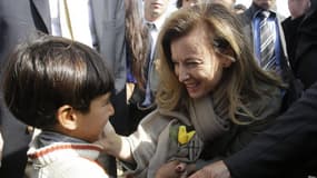 La compagne du président Hollande a été accueillie par les nombreux enfants du camp de réfugiés syriens, au Liban.