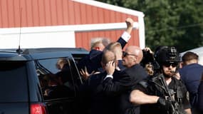 Donald Trump évacué en voiture de son meeting, après avoir été blessé, le 13 juillet 2024.