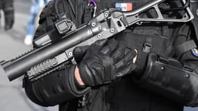 Un policier portant un LBD 40 le 2 mars 2019 à Bordeaux (illustration).