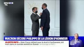 Emmanuel Macron décore Édouard Philippe de la médaille de grand officier de la Légion d'honneur