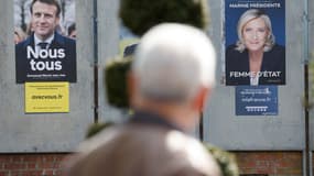 Des affiches d'Emmanuel Macron et Marine Le Pen, le 11 avril 2022, à Denain. 