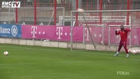 Bayern Munich - Douglas Costa excelle aussi en gardien de but