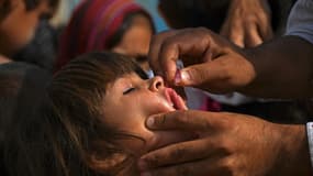 Un enfant recevant le vaccin oral contre la poliomyélite en juin 2022 à Kandahar, en Afghanistan