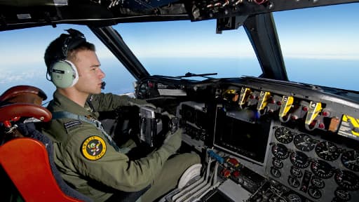 Un lieutenant australien pilotant un avion militaire à la recherche des débris suspects, le 19 mars 2014.