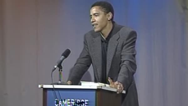 Barack Obama, alors professeur de droit, lors d'une conférence à la bibliothèque de Cambridge, en septembre 1995.