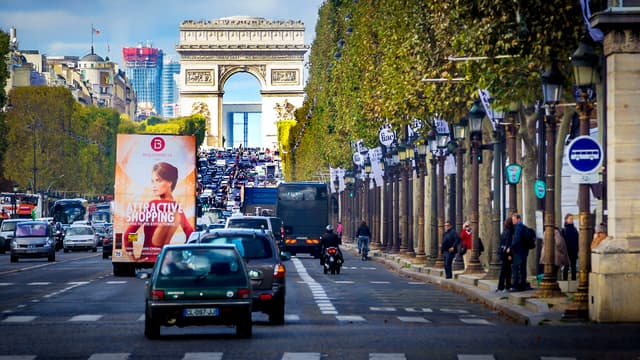 Les Champs-Elysées seront réservés une fois par mois aux piétons à partir du 3 avril - Mercredi 6 janvier 2016