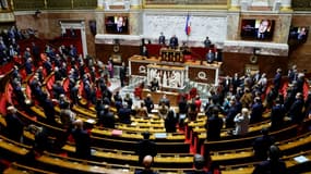 Les députés français rendent hommage à l'ancien président Valéry Giscard d'Estaing lors d'une séance de questions au gouvernement à l'Assemblée nationale à Paris, le 8 décembre 2020