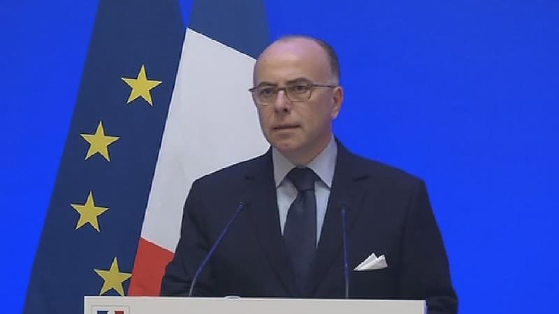 Le ministre de l'Intérieur a condamné les violences survenues dimanche place de la République.