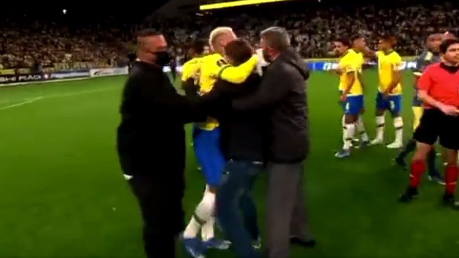 Neymar fait un câlin à un fan entré sur le terrain
