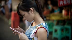 Une jeune chinoise avec un smartphone.