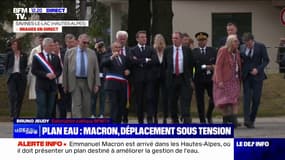 Emmanuel Macron arrive à Savines-le-Lac pour la présentation de son "plan eau" 