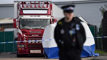 Le camion où ont été découverts 39 corps à Grays, au Royaume-Uni, le 23 octobre 2019.