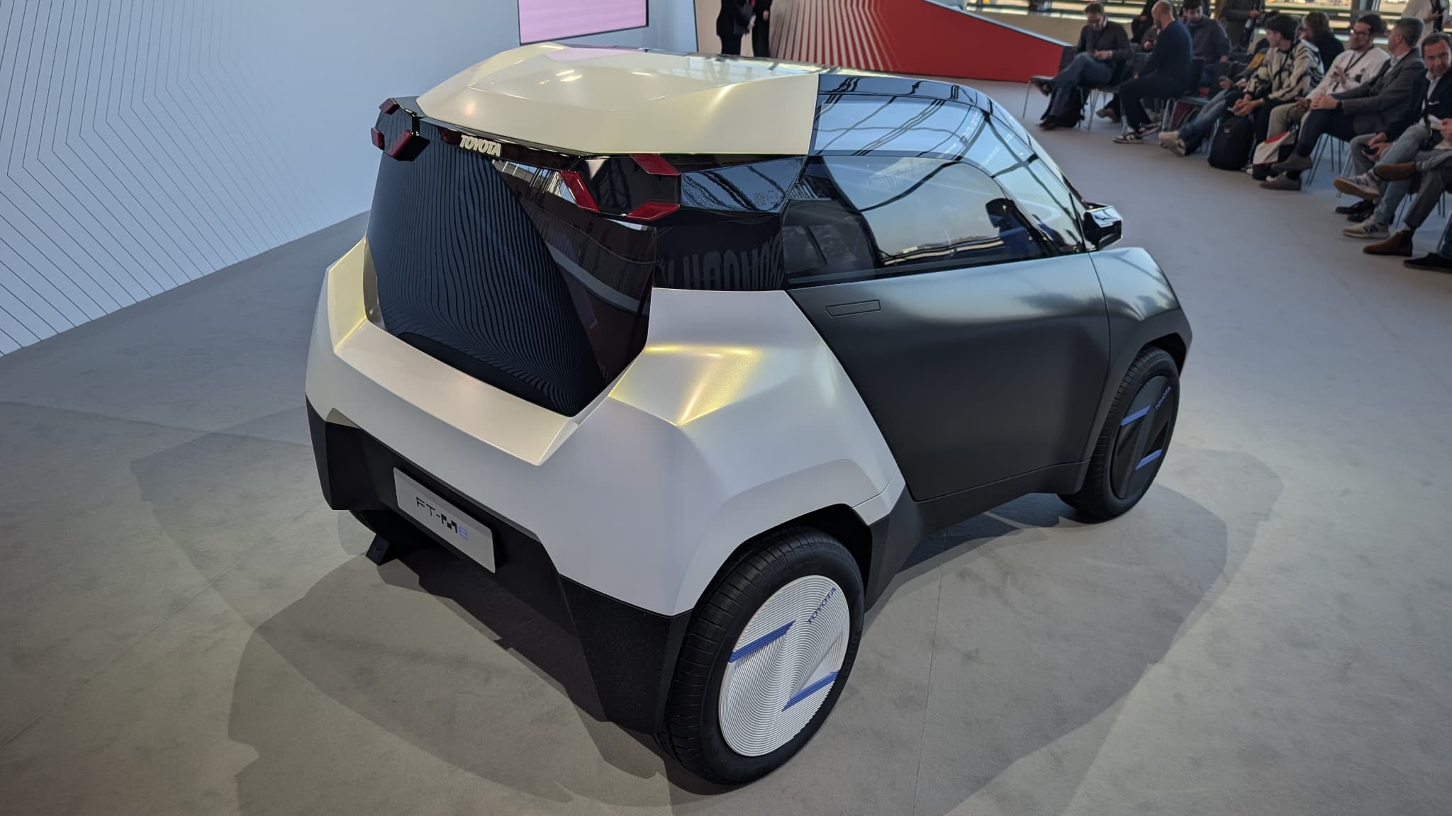 Toyota évoque une autonomie d'au moins 100 kilomètres sur ce concept de voiture sans permis.