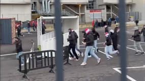 Des images filmées par le média L'Essentiel montrent des supporters cagoulés affronter les forces de l'ordre, le 4 février 2024, devant le stade Saint Symphorien