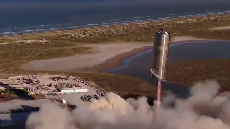 Le prototype de Starship qui effectué un court vol est, à ce stade, un grand cylindre métallique, construit en quelques semaines par les équipes de SpaceX sur la côte texane, à Boca Chica.