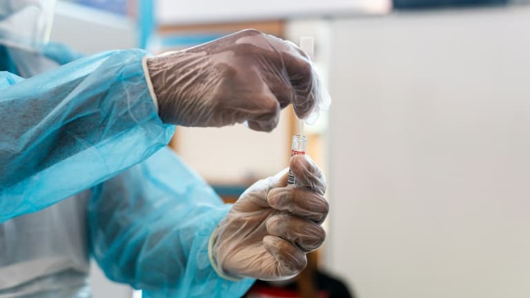 Un technicien manipule un test PCR à l'aéroport des Abymes en Guadeloupe, le 23 septembre 2020