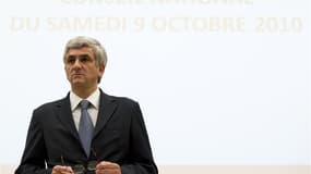 Le centriste Hervé Morin, futur candidat à l'élection présidentielle de 2012 en France, a proposé d'augmenter la durée de travail en France de 35 à 37 heures par semaine, à l'occasion du Conseil national de son parti à Paris. /Photo d'archives/REUTERS/Gon