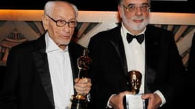 L'acteur Eli Wallach (à gauche), le réalisateur Francis Ford Coppola (à droite), ainsi que Jean-Luc Godard et l'historien du cinéma Kevin Brownlow, ont été honorés d'un Oscar pour l'ensemble de leurs carrières samedi soir à Hollywood. /Photo prise le 13 n