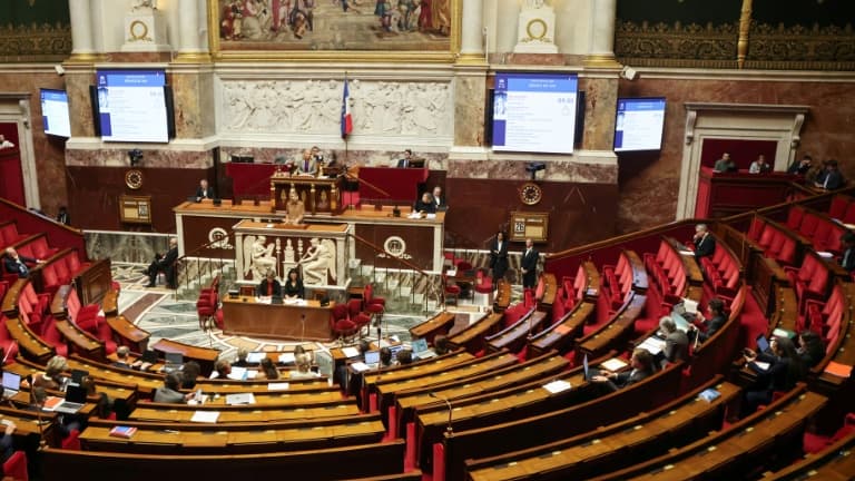 Des députés assistent à un débat parlementaire sur la procédure législative relative à l'interdiction des réseaux sociaux pour les moins de 15 ans à l'Assemblée nationale, le 26 janvier 2026 à Paris