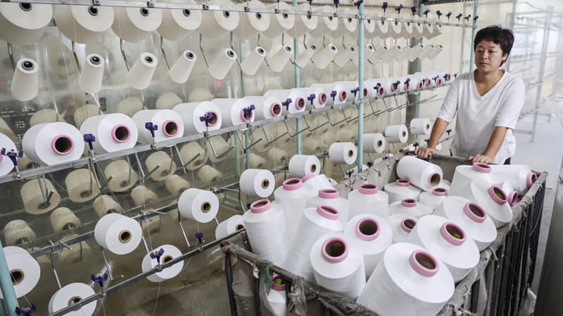 Un eemployé travaille dans une usine textile à Binzhou, dans la province de Shandong (Chine), le 24 septembre 2024. (Illustration)
