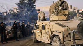 Un soldat irakien assis sur un Humvee, à l'est de Mossoul, le 10 janvier 2017. (Photo d'illustration)