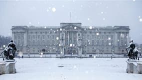 Austérité oblige, la reine Elisabeth a annulé la grande réception de Noël prévue le 13 décembre au palais de Buckingham - une première. /Photo d'archives/REUTERS/Stefan Wermuth