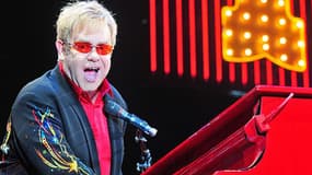 Elton John serait le troisième plus grand chanteur à succès au monde, derrière Elvis Presley et les Beatles.