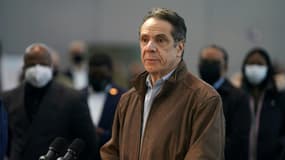 Le gouverneur de New York Andrew Cuomo visite un centre de vaccination, le 8 mars 2021 à New York