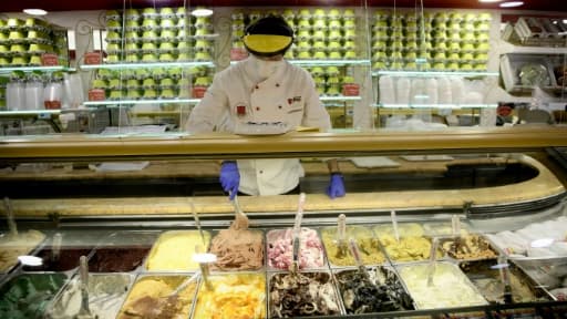 Un employé d'un magasin de glaces, le 30 avril 2020 à Rome