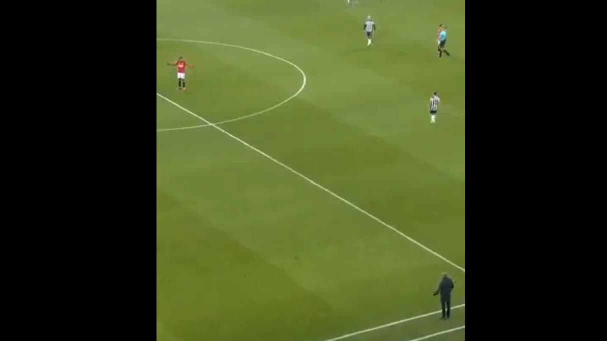 Chaude discussion entre Erik ten Hag et Anthony Martial lors du match Newcastle-Manchester United Chaude discussion entre Erik ten Hag et Anthony Martial lors du match Newcastle-Manchester United