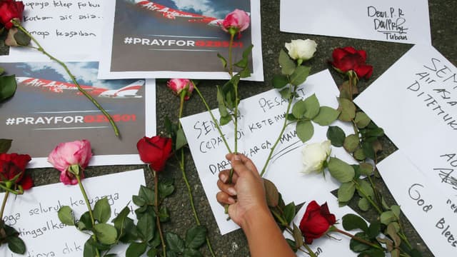 Les recherches se poursuivent pour retrouver les corps des passagers de l'avion d'AirAsia.