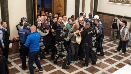 Plus de cent personnes ont été blessées jeudi à Skopje, la plupart légèrement, lors des violences ayant suivi l'irruption dans le parlement de manifestants en colère, le 27 avril à Skopje