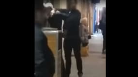 L'interpellation d'un mineur avec un sac sur la tête a été filmée.