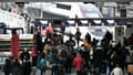 Des voyageurs font la queue pour prendre le train à la Gare de Lyon à Paris, le 2 décembre 2022, lors d'une grève organisée par les contrôleurs de la SNCF.