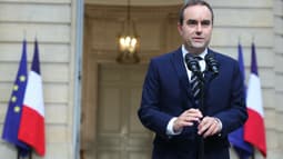 Le Premier ministre Sébastien Lecornu prend la parole dans la cour de l'Hôtel Matignon, à Paris, le 3 octobre 2025.