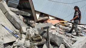 Un officier indonésien dans un village détruit par le séisme du 29 juillet dernier.