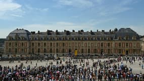 Des touristes font la queue pour visiter le Château de Versailles, le 18 juin 2019 (Photo d'illustration)