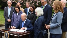 Joe Biden signant un décret pour la protection des forêts le 22 avril 2022