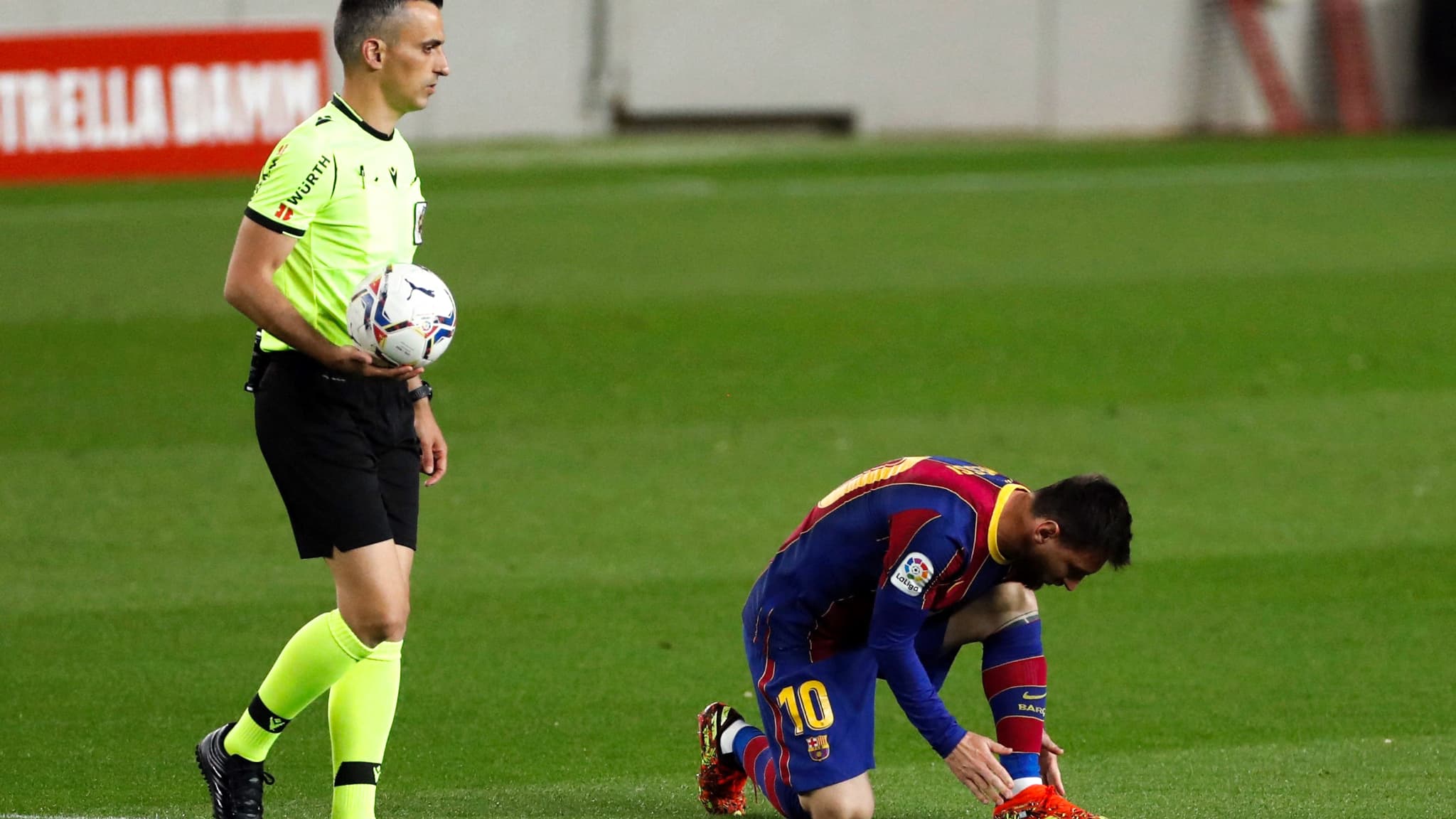 Lionel Messi et l'arbitre Santiago Jaime Latre Lionel Messi et l'arbitre Santiago Jaime Latre