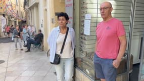 Michelle et Michel Gilli, artisans santonniers à Manosque devant leur boutique bientôt fermée